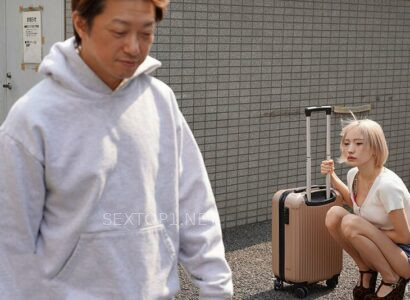 Cho cô nàng lang thang một miếng cơm nắm, nào ngờ cô ấy theo về tận nhà